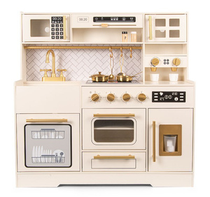 Drewniana kuchnia zabawkowa dla dzieci z bogatym wyposażeniem